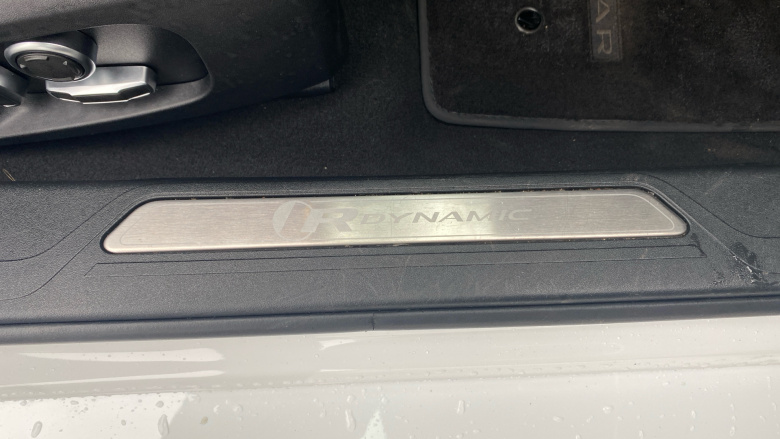 Jaguar XE 2.0 D200 R-Dynamic SE 4dr Auto Diesel Saloon